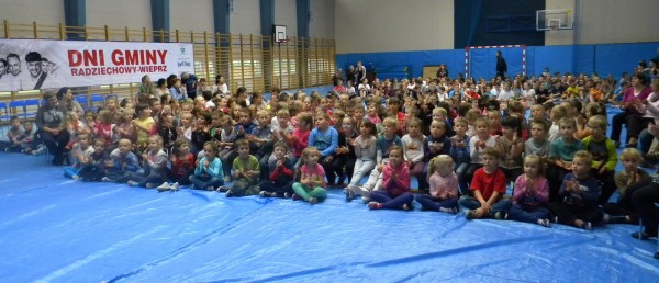 Pokaz pierwszej pomocy oraz zajęcia na temat ergonomii pracy ucznia