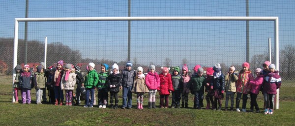 Przedszkolaki zwiedzają obiekty sportowe GKS Radziechowy-Wieprz