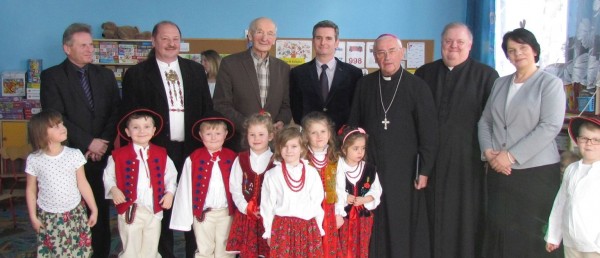 Spotkanie przedszkolaków z Radziechów z Księdzem Biskupem Tadeuszem Pieronkiem i jego bratem