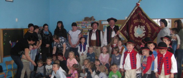 Spotkanie przedszkolaków z przedstawicielami Związku Podhalan