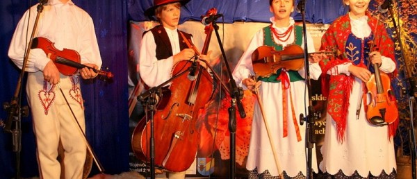 Muzycy i gawędziarze spotkali się w Brzuśniku i Przybędzy