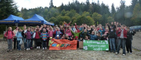 Ponad 100 uczestników ruszyło na szlaki w Bystrej podczas gminnego Rajdu Turystycznego!