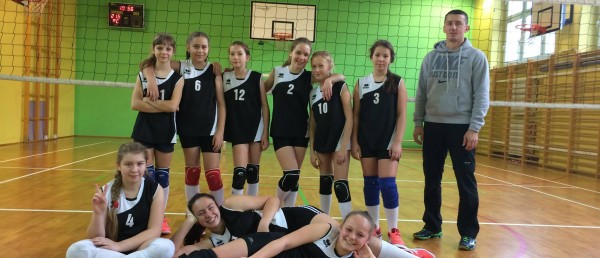 ZAWODNICZKI UKS METALIK ROZPOCZĘŁY NOWY SEZON MNISIATKÓWKI