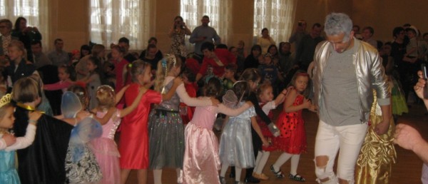 Kosmiczny bal karnawałowy dla dzieci w Radziechowach