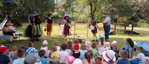 Rodzice i nauczyciele wspólnie przygotowują przedstawienie dla dzieci