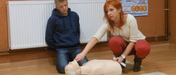 Szkoła w Przybędzy bierze udział w biciu rekordu w jednoczesnym prowadzeniu resuscytacji