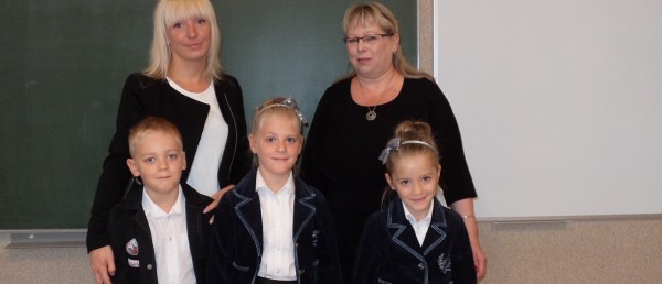 Trojaczki w pierwszej klasie w Przybędzy