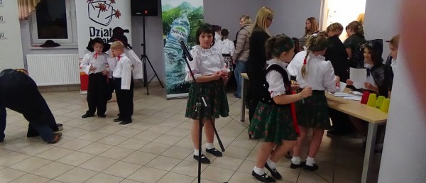 Andrzejkowy wieczór pełen wróżb i niespodzianek w Zespole Szkolno-Przedszkolnym w Przybędzy