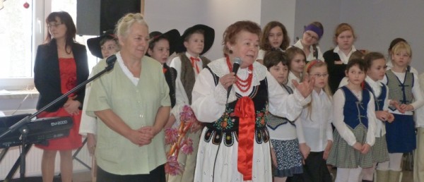 Wspólne kolędowanie mieszkańców podczas Spotkania Opłatkowego w Przybędzy