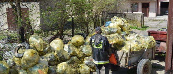 STRAŻACY DBAJĄ O ŚRODOWISKO