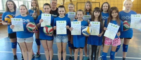 Mistrzynie powiatu mini piłki siatkowej z Zespołu Szkół im. ks. prał. Stanisława Gawlika  w Radziechowach